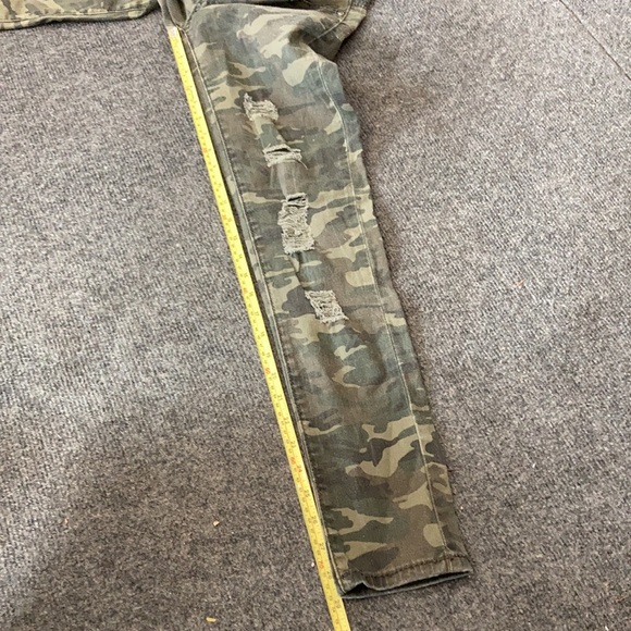 Rue 21 Distressed camo jeans size 1/2 - Picture 3 of 6